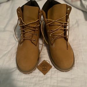 Timberlands BRAND NEW. Never worn. Women 7.5 Men 5.5